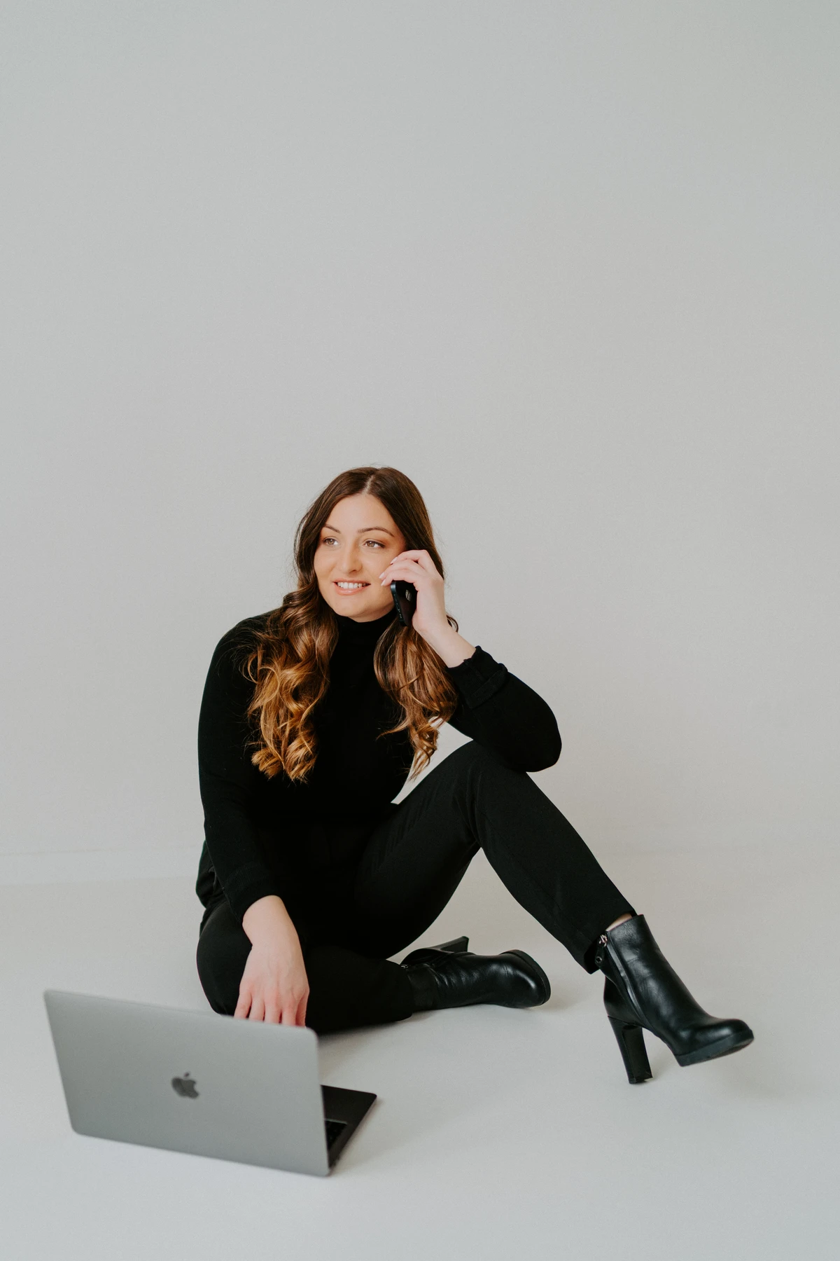 Professionelle Businessfotos für Frauen – natürliche Pose im Studio