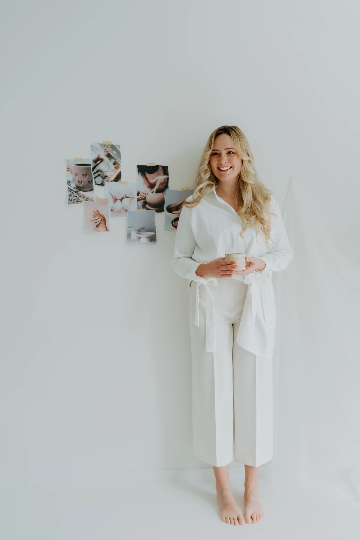 Professionelle Businessfotos – Frau im weißen Outfit, Ganzkörper