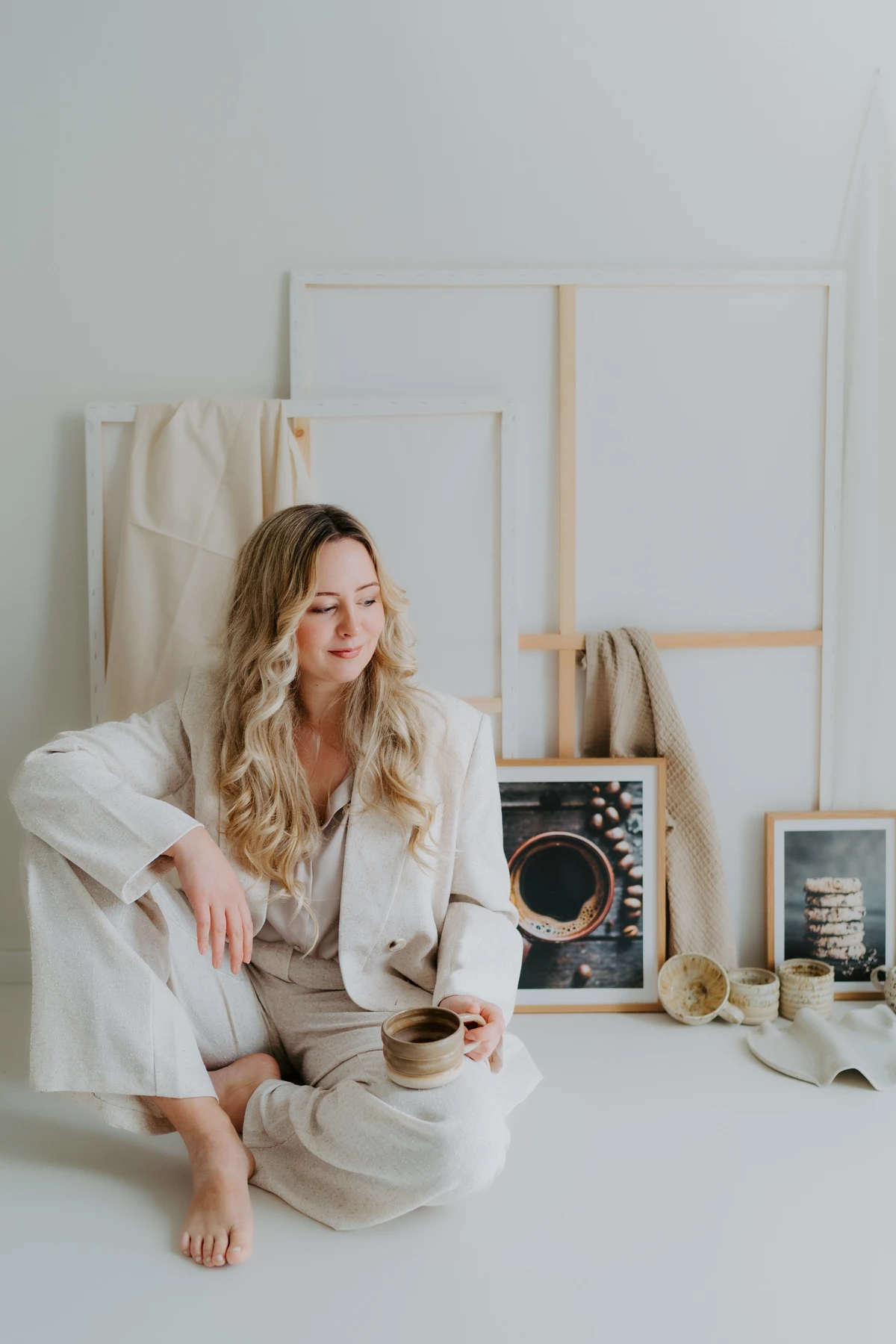 Businessfoto einer laechelnden Unternehmerin im weissen Blazer