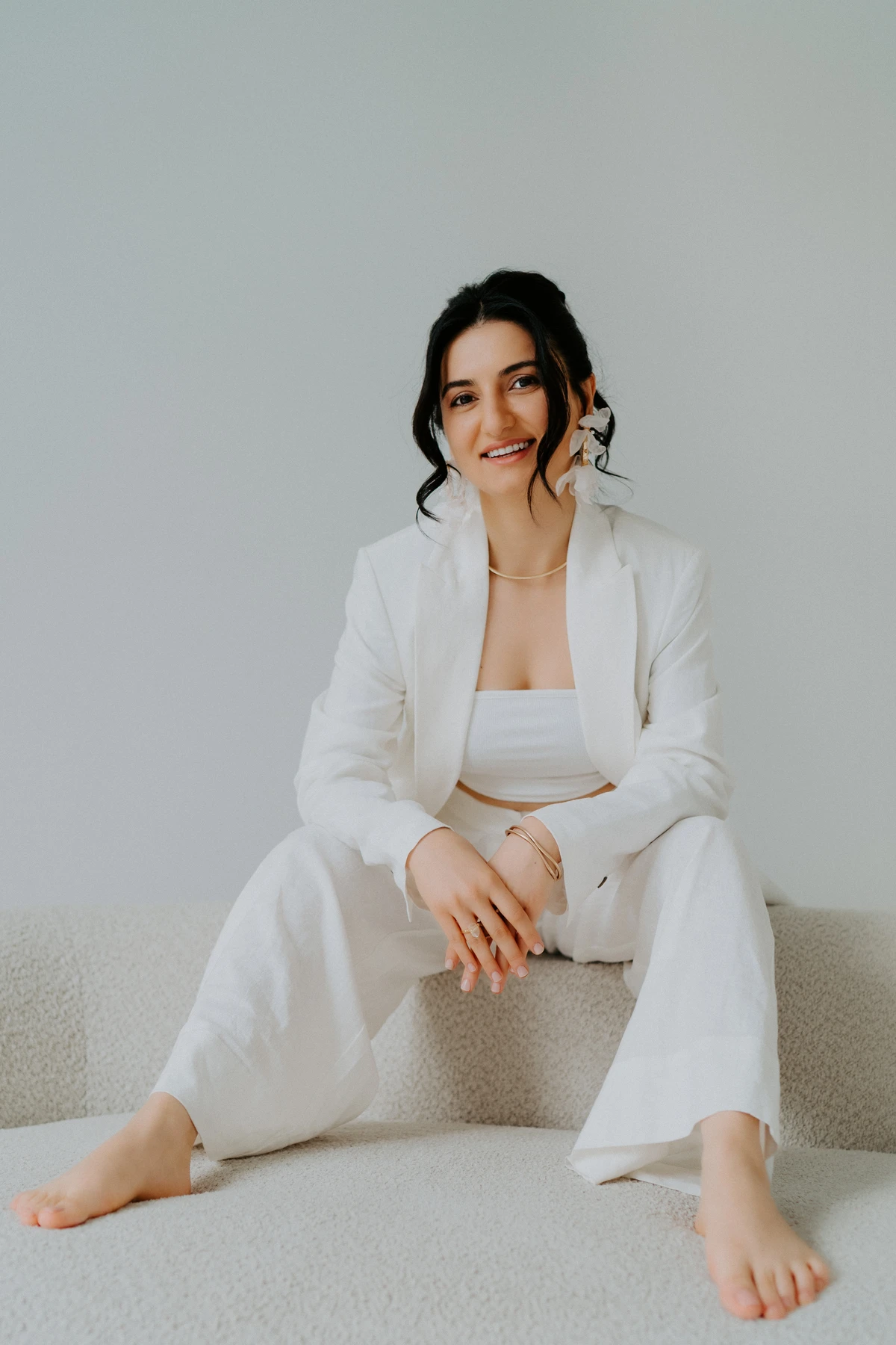 Businessfoto einer Frau im weissen Outfit mit