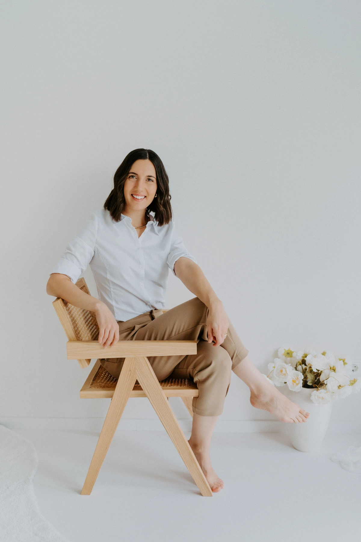 Professionelles Businessfoto einer Unternehmerin auf einem Hocker