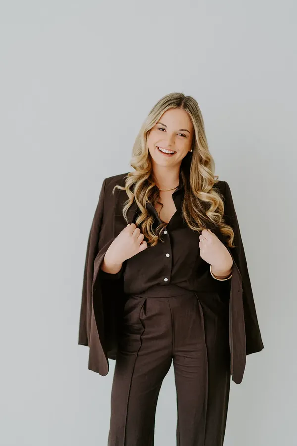 Businessfotos Frau stehende Pose