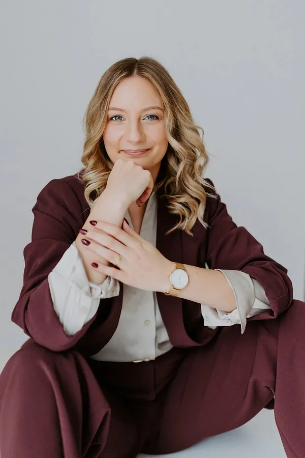 Business Fotos einer Frau im Tageslichtstudio von Silke Brünnet im Saarland